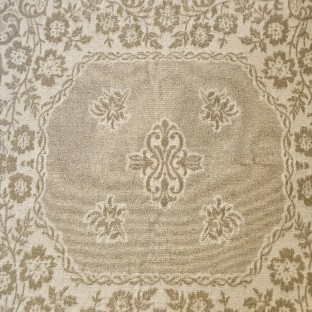 VTG Cream Beige Reversible Damask Floral Coverlet Bedspread French‎ Twin Full